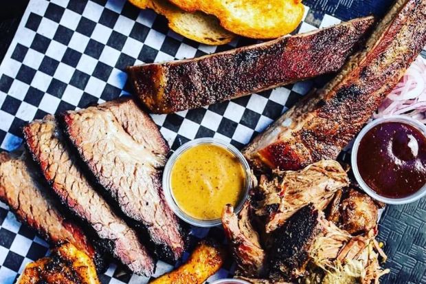 Đĩa barbecue kiểu Texas với thịt nướng đậm vị và các món ăn kèm hấp dẫn Đĩa barbecue kiểu Texas với thịt nướng đậm vị và các món ăn kèm hấp dẫn