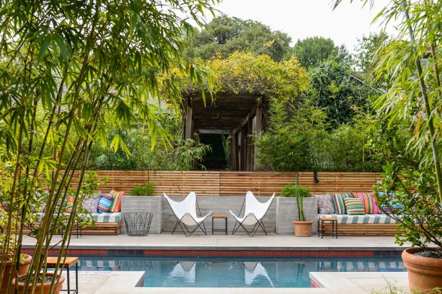 Không gian sân trong xanh mát tại Hotel San José trên phố South Congress, Austin Không gian sân trong xanh mát tại Hotel San José trên phố South Congress, Austin