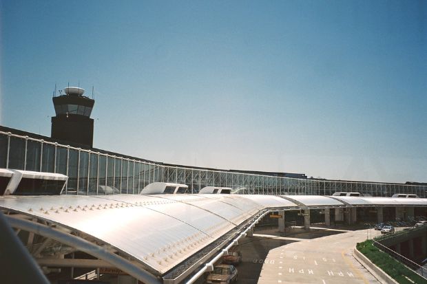 Nh&agrave; ga v&agrave; th&aacute;p kiểm so&aacute;t kh&ocirc;ng lưu tại s&acirc;n bay quốc tế Baltimore/Washington Thurgood Marshall (BWI)