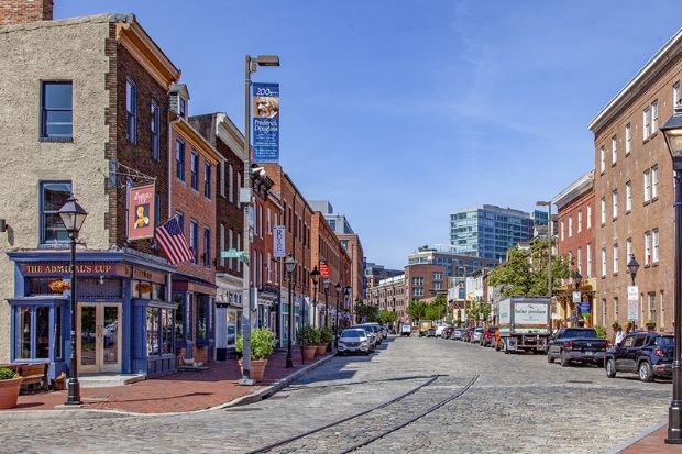 Phố Thames với những ng&ocirc;i nh&agrave; gạch cổ v&agrave; đường l&aacute;t đ&aacute; tại khu Fells Point, Baltimore