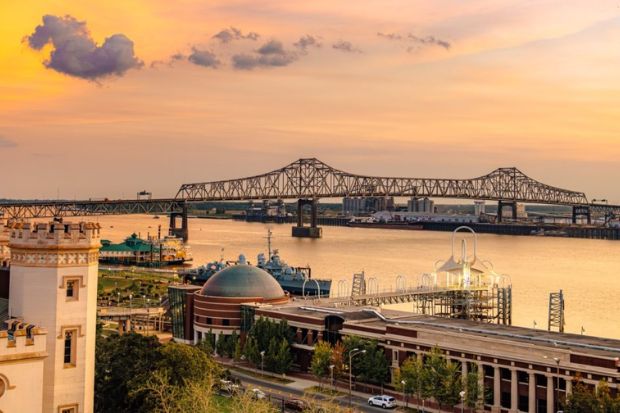 Khu vực ven sông ở trung tâm Baton Rouge với Louisiana’s Old State Capitol, tàu USS Kidd và cầu Horace Wilkinson bắc qua sông Mississippi Khu vực ven sông ở trung tâm Baton Rouge với Louisiana’s Old State Capitol, tàu USS Kidd và cầu Horace Wilkinson bắc qua sông Mississippi