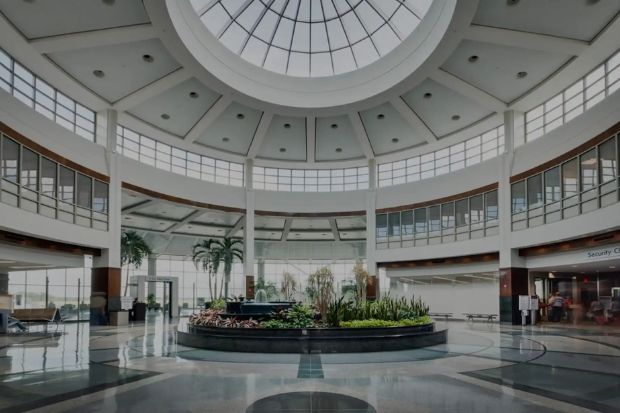 Khu vực sảnh mái vòm bên trong nhà ga Sân bay quốc tế Baton Rouge (BTR), Louisiana, Mỹ Khu vực sảnh mái vòm bên trong nhà ga Sân bay quốc tế Baton Rouge (BTR), Louisiana, Mỹ