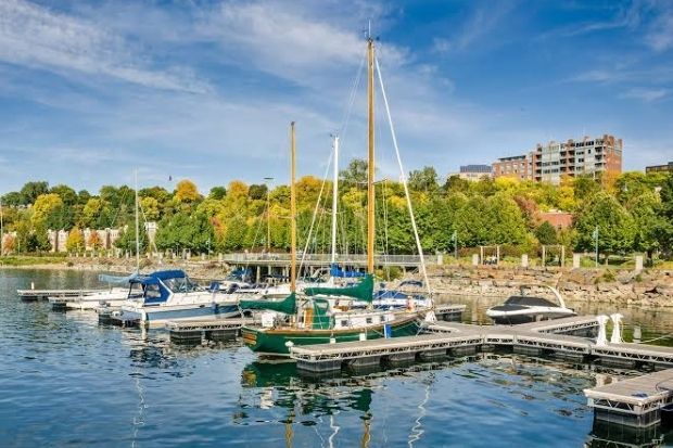 Burlington Harbor b&ecirc;n hồ Champlain với những chiếc thuyền neo đậu giữa sắc thu rực rỡ