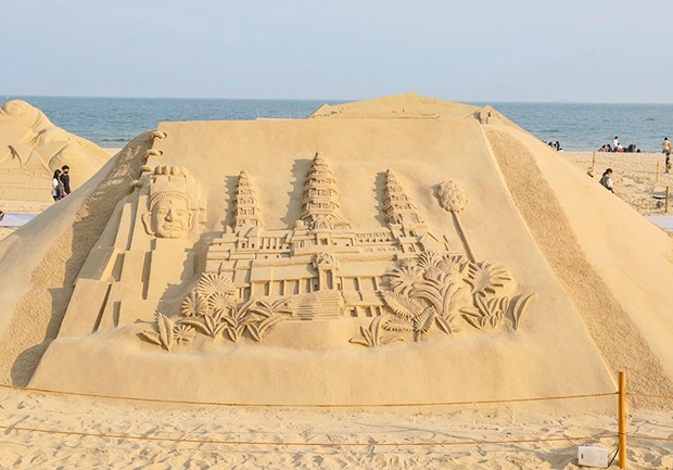 Đến với bãi biển Haeundae bạn sẽ được tận mắt chiêm ngưỡng các tác phẩm nghệ thuật vô cùng ấn tượng  Bãi biển Haeundae