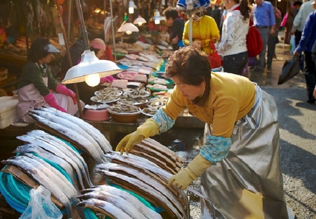 Nếu bạn là một tín đồ đam mê hải sản thì nhất định phải ghé đến chợ hải sản Jagalchi Busan nhé!  Chợ hải sản Jagalchi