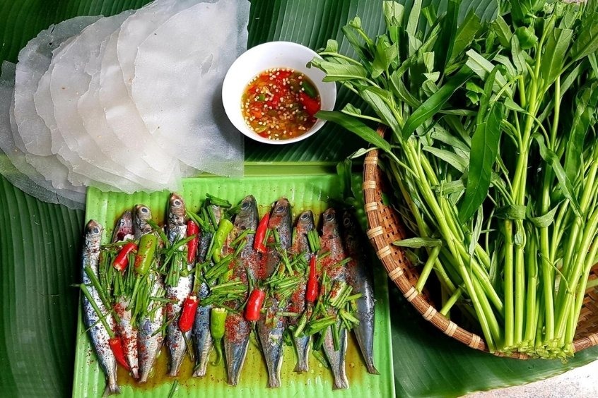 Du kh&aacute;ch kh&ocirc;ng thể bỏ qua m&oacute;n c&aacute; nục hấp quấn b&aacute;nh tr&aacute;ng đặc sản Chu Lai