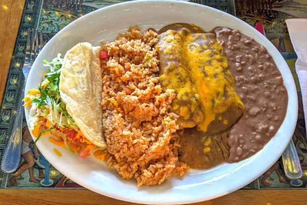 Món Tex-Mex gồm enchilada phô mai, taco giòn, cơm đỏ Mexico và đậu nghiền Món Tex-Mex gồm enchilada phô mai, taco giòn, cơm đỏ Mexico và đậu nghiền