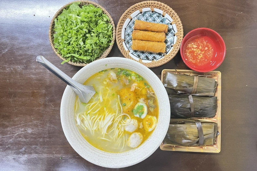 Ch&aacute;o canh l&agrave; m&oacute;n ăn đặc sản Quảng B&igrave;nh m&agrave; du kh&aacute;ch nhất định phải thưởng thức