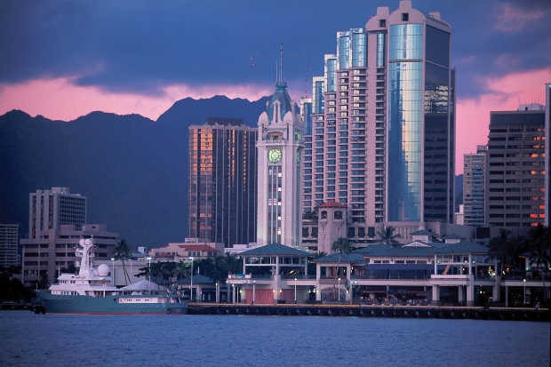 Aloha Tower &ndash; biểu tượng của Honolulu, nổi bật giữa đường ch&acirc;n trời th&agrave;nh phố v&agrave; bến cảng thơ mộng l&uacute;c ho&agrave;ng h&ocirc;n
