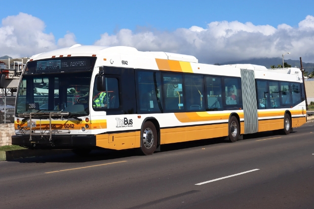 Xe bu&yacute;t TheBus &ndash; phương tiện c&ocirc;ng cộng phổ biến kết nối s&acirc;n bay Daniel K. Inouye với trung t&acirc;m Honolulu