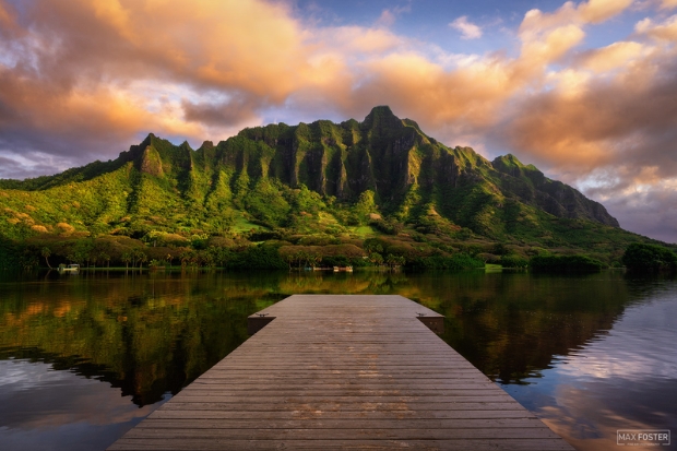 B&igrave;nh minh tr&ecirc;n đảo Oahu với d&atilde;y n&uacute;i Koʻolau phản chiếu tr&ecirc;n mặt hồ, tạo n&ecirc;n khung cảnh y&ecirc;n b&igrave;nh đặc trưng của Hawaii 