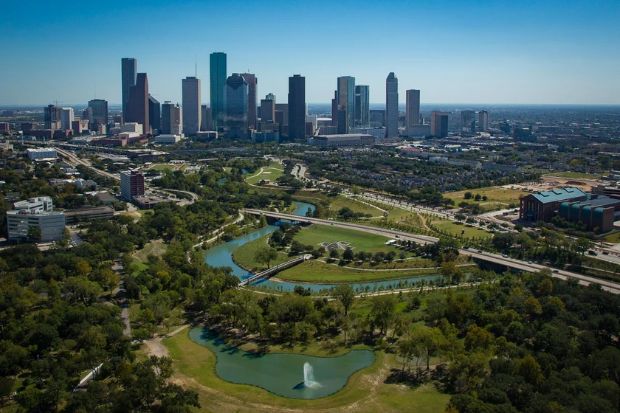 To&agrave;n cảnh c&ocirc;ng vi&ecirc;n Buffalo Bayou v&agrave; đường ch&acirc;n trời trung t&acirc;m Houston, Texas