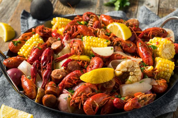 M&oacute;n crawfish boil kiểu Cajun với t&ocirc;m h&ugrave;m đất, bắp, khoai t&acirc;y v&agrave; x&uacute;c x&iacute;ch