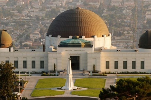 Griffith Observatory thu h&uacute;t du kh&aacute;ch với tầm nh&igrave;n bao qu&aacute;t th&agrave;nh phố v&agrave; kh&ocirc;ng gian thi&ecirc;n văn độc đ&aacute;o