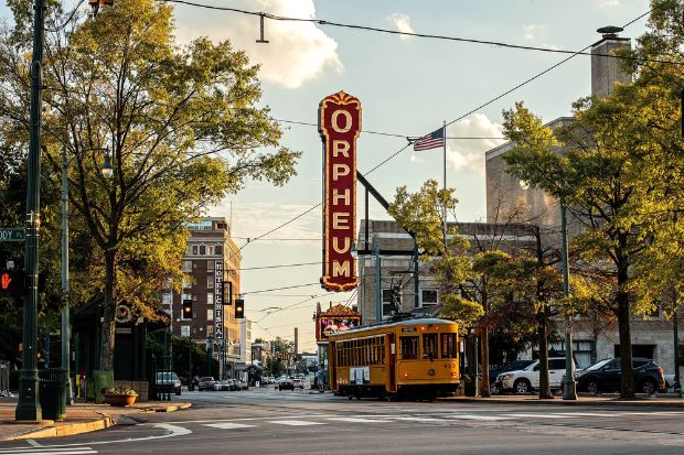 Nhà hát Orpheum và xe điện màu vàng trên phố Main, Memphis Nhà hát Orpheum và xe điện màu vàng trên phố Main, Memphis
