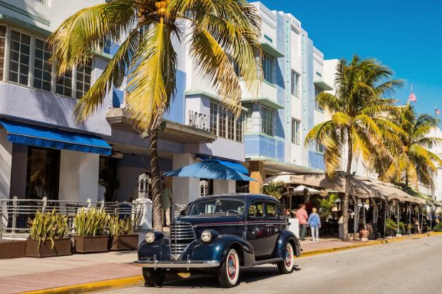 Ocean Drive nổi bật với những tòa nhà mang kiến trúc Art Deco tại khu South Beach, Miami Beach Ocean Drive nổi bật với những tòa nhà mang kiến trúc Art Deco tại khu South Beach, Miami Beach