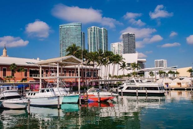 Bayside Marketplace với bến du thuyền và khung cảnh ven vịnh tại trung tâm Miami Bayside Marketplace với bến du thuyền và khung cảnh ven vịnh tại trung tâm Miami