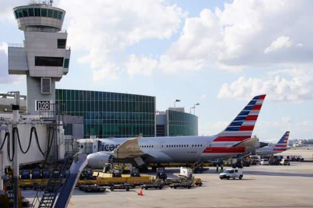 Máy bay American Airlines đỗ tại nhà ga Sân bay Quốc tế Miami, với tháp kiểm soát không lưu phía sau Máy bay American Airlines đỗ tại nhà ga Sân bay Quốc tế Miami, với tháp kiểm soát không lưu phía sau