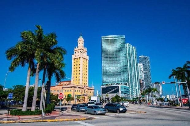 Freedom Tower nổi bật giữa những tòa nhà cao tầng hiện đại tại trung tâm Miami Freedom Tower nổi bật giữa những tòa nhà cao tầng hiện đại tại trung tâm Miami