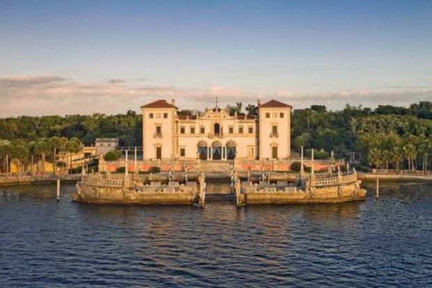 Vizcaya Museum & Gardens nổi bật bên bờ vịnh Biscayne tại Miami Vizcaya Museum & Gardens nổi bật bên bờ vịnh Biscayne tại Miami