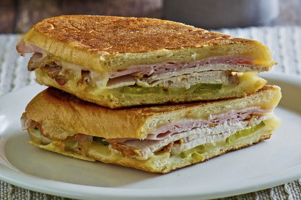 Bánh mì Cuba Cubano với lớp vỏ nướng giòn và nhân thịt nguội, thịt heo cùng phô mai Bánh mì Cuba Cubano với lớp vỏ nướng giòn và nhân thịt nguội, thịt heo cùng phô mai