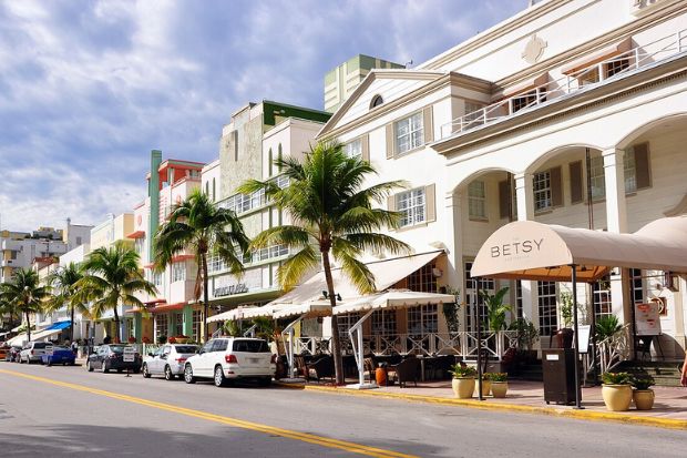 Ocean Drive với những tòa nhà Art Deco và hàng cọ tại South Beach, Miami Beach Ocean Drive với những tòa nhà Art Deco và hàng cọ tại South Beach, Miami Beach