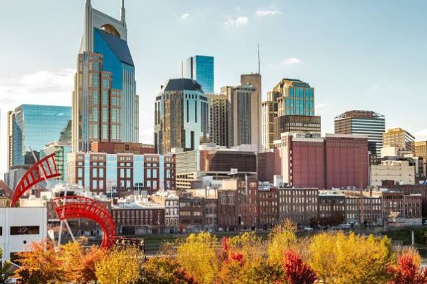 Trung t&acirc;m Nashville nổi bật với t&ograve;a nh&agrave; AT&T b&ecirc;n s&ocirc;ng Cumberland v&agrave; h&agrave;ng c&acirc;y m&ugrave;a thu 