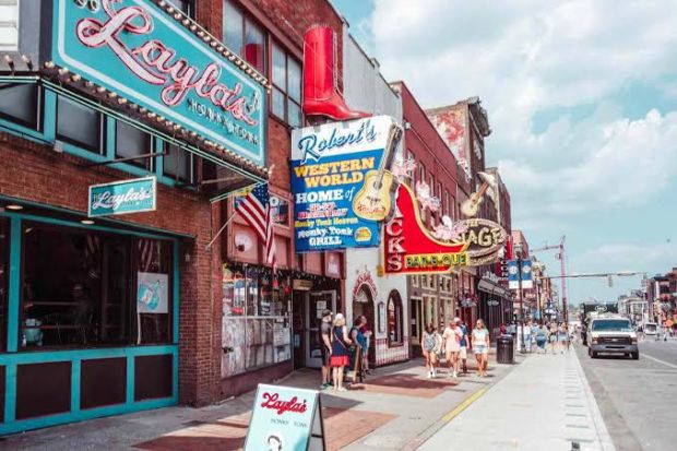 Robert&rsquo;s Western World v&agrave; c&aacute;c cửa h&agrave;ng tr&ecirc;n phố Lower Broadway, trung t&acirc;m Nashville