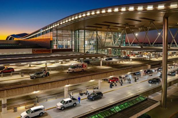 Nh&agrave; ga nhiều tầng v&agrave; khu vực đường dẫn tại S&acirc;n bay Quốc tế Nashville (BNA) 