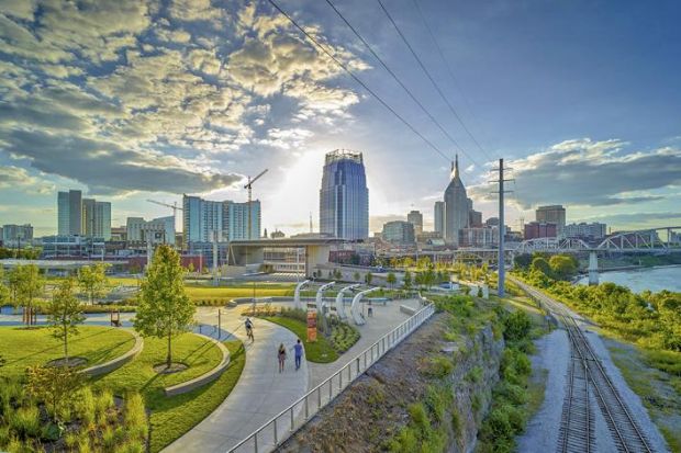 West Riverfront Park với s&acirc;n khấu Ascend Amphitheater b&ecirc;n s&ocirc;ng Cumberland, Nashville