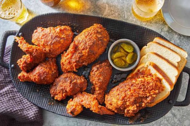 G&agrave; Nashville Hot Chicken gi&ograve;n cay ăn k&egrave;m b&aacute;nh m&igrave; trắng, dưa muối v&agrave; đồ uống