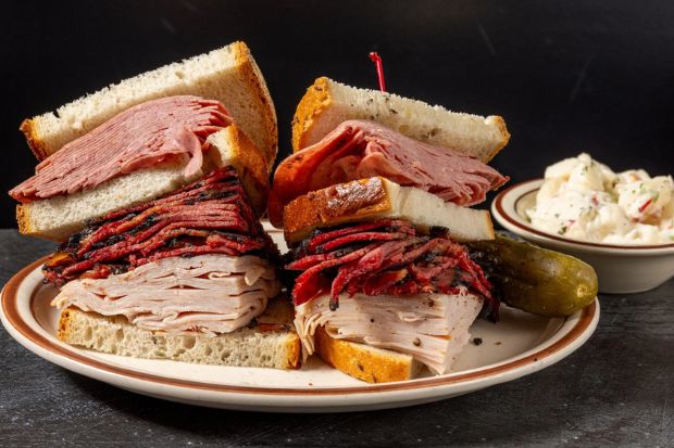 Sandwich pastrami đặc trưng của ẩm thực New York