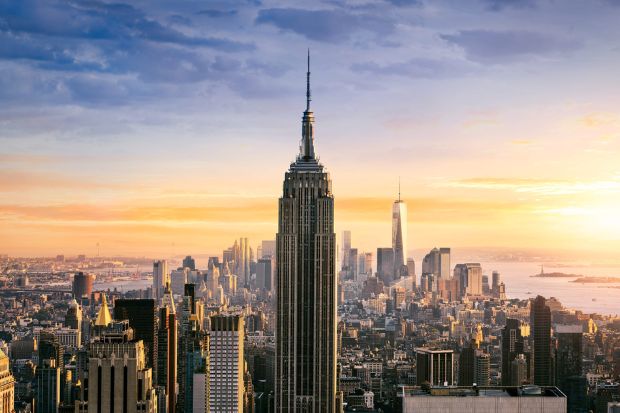 T&ograve;a nh&agrave; Empire State nổi bật giữa đường ch&acirc;n trời Manhattan l&uacute;c ho&agrave;ng h&ocirc;n