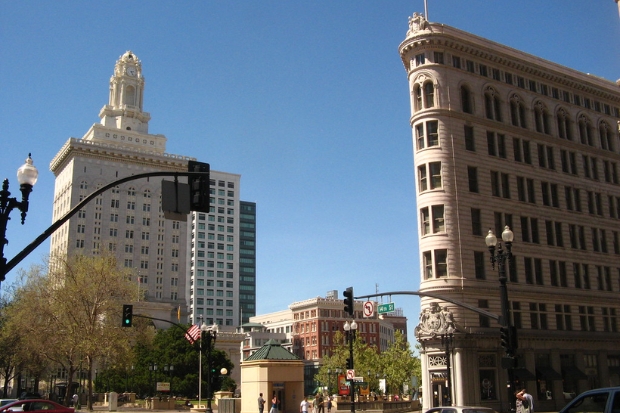​Khung cảnh trung t&acirc;m th&agrave;nh phố Oakland với Cathedral Building v&agrave; Oakland City Hall