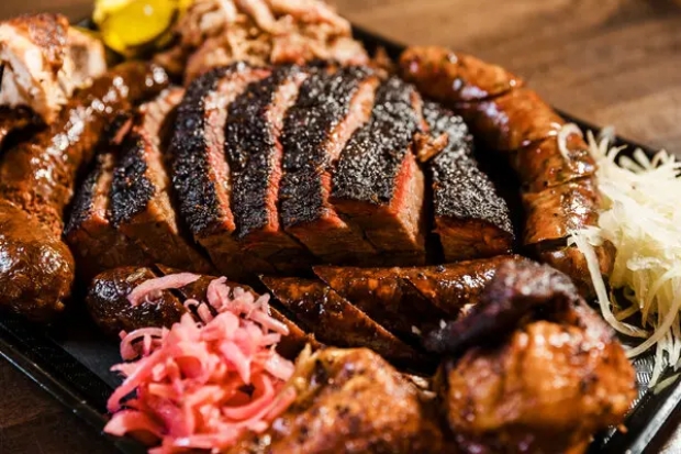 Thịt nướng BBQ kiểu Mỹ là một trong những món ăn được nhiều du khách yêu thích khi đến Oakland Thịt nướng BBQ kiểu Mỹ là một trong những món ăn được nhiều du khách yêu thích khi đến Oakland