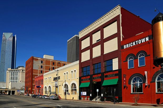 Khu giải tr&iacute; Bricktown với những t&ograve;a nh&agrave; gạch cổ k&iacute;nh v&agrave; Devon Tower ph&iacute;a xa