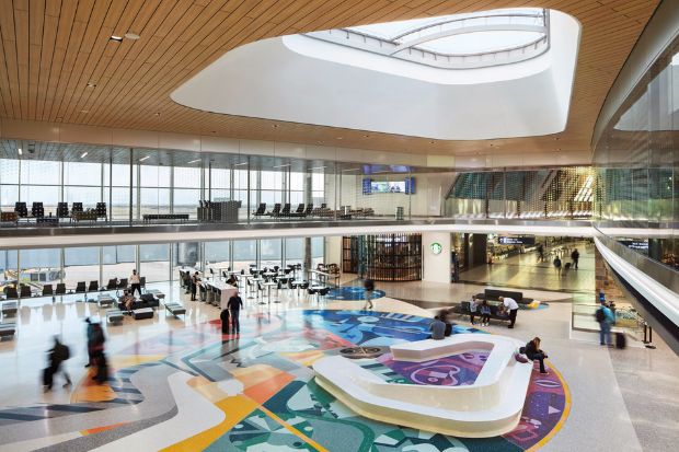 Kh&ocirc;ng gian nh&agrave; ga S&acirc;n bay Will Rogers World với m&aacute;i k&iacute;nh lớn v&agrave; s&agrave;n mosaic nhiều m&agrave;u