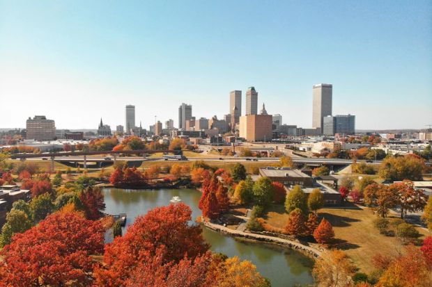 Trung t&acirc;m Tulsa nh&igrave;n từ tr&ecirc;n cao, nổi bật với c&ocirc;ng vi&ecirc;n Veterans Park v&agrave; hồ nước giữa sắc thu