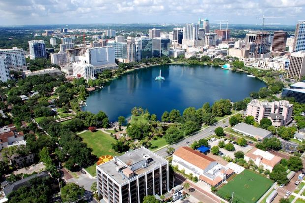 To&agrave;n cảnh Lake Eola Park giữa trung t&acirc;m Orlando, Florida