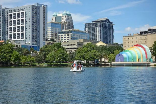 Nh&agrave; h&aacute;t Walt Disney Amphitheater tại Lake Eola Park với skyline trung t&acirc;m Orlando ph&iacute;a sau