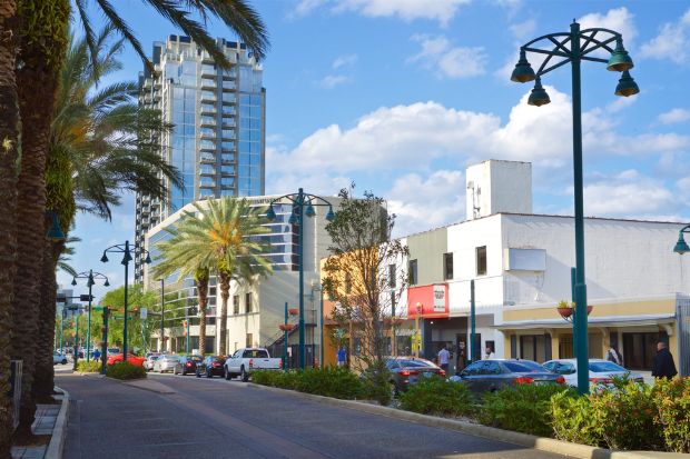 Đường phố trung t&acirc;m Orlando với h&agrave;ng cọ, đ&egrave;n đường v&agrave; những t&ograve;a nh&agrave; cao tầng