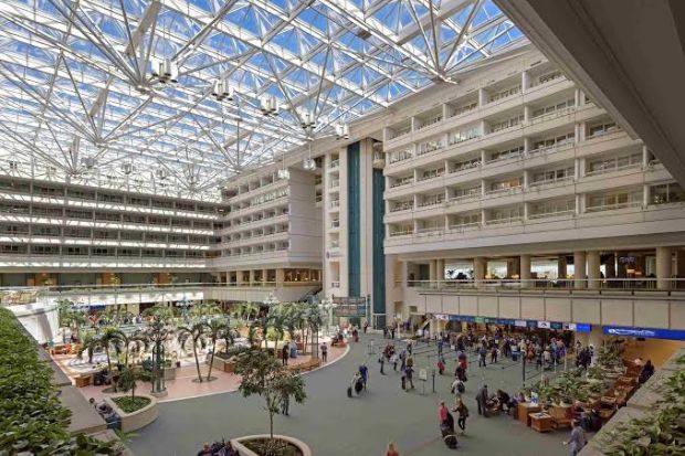 Sảnh ch&iacute;nh S&acirc;n bay Quốc tế Orlando với kh&ocirc;ng gian th&ocirc;ng tho&aacute;ng v&agrave; kh&aacute;ch sạn Hyatt Regency Orlando International Airport 