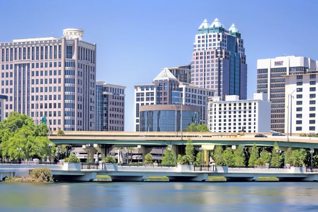 Khung cảnh trung t&acirc;m Orlando nh&igrave;n từ khu vực hồ Lake Lucerne 