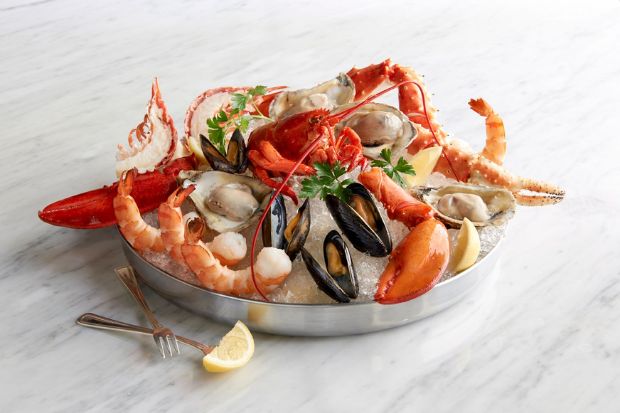Hải sản tươi gồm t&ocirc;m h&ugrave;m, t&ocirc;m, h&agrave;u v&agrave; vẹm ướp lạnh