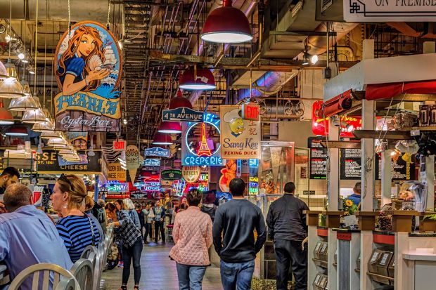 Reading Terminal Market &ndash; khu chợ ẩm thực l&acirc;u đời, nơi du kh&aacute;ch c&oacute; thể thưởng thức hương vị đặc trưng của Philadelphia
