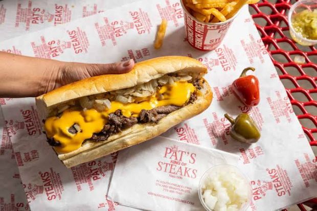 Philly Cheesesteak &ndash; m&oacute;n ăn biểu tượng của Philadelphia với thịt b&ograve; th&aacute;i nhỏ, ph&ocirc; mai tan chảy v&agrave; b&aacute;nh m&igrave; mềm thơm