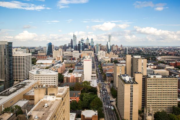 To&agrave;n cảnh Philadelphia nh&igrave;n từ University City &ndash; nổi bật với phố Walnut Street v&agrave; đường ch&acirc;n trời Center City ph&iacute;a xa