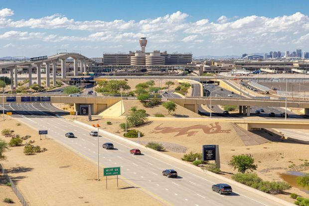 Sân bay quốc tế Phoenix Sky Harbor nhìn từ trên cao với nhà ga, cầu đường và tuyến PHX Sky Train Sân bay quốc tế Phoenix Sky Harbor nhìn từ trên cao với nhà ga, cầu đường và tuyến PHX Sky Train