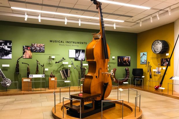 Bảo tàng Nhạc cụ Musical Instrument Museum ở Phoenix trưng bày đàn octobass khổng lồ cao khoảng 3,7m Bảo tàng Nhạc cụ Musical Instrument Museum ở Phoenix trưng bày đàn octobass khổng lồ cao khoảng 3,7m