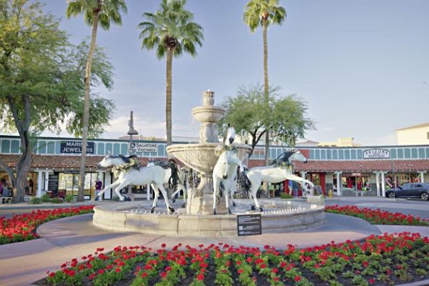 Đài phun nước Bronze Horse với những chú ngựa trắng giữa khu phố Old Town Scottsdale Đài phun nước Bronze Horse với những chú ngựa trắng giữa khu phố Old Town Scottsdale